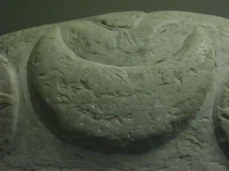 Crescent on a Babylonian boundary stone